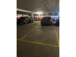 plaza de parking coche mediano photo 0