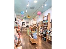 Tienda de productos infantiles en traspaso en Sant Andreu photo 0