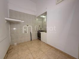Piso a la venta en calle Monistrol en Barcelona photo 0