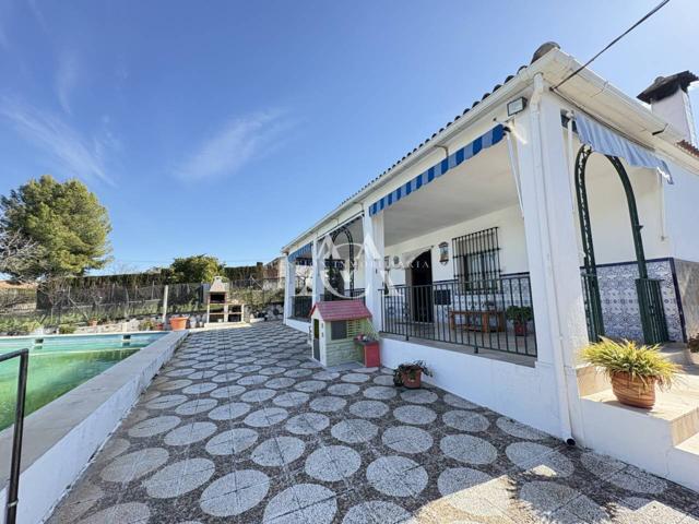 Venta de chalet en Lucena photo 0