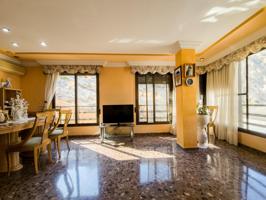 Preciosa y espaciosa casa en el barrio de San Antonio con garaje a 600 metros de la playa. photo 0