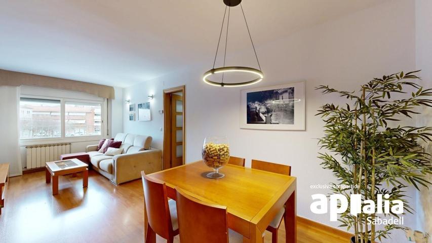 Piso con Piscina Comunitaria en Venta en Casco Antiguo Barberà del Vallés photo 0