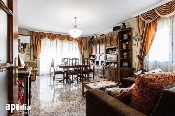 Magnífica Casa Pareada en Venta en Can Rull photo 0