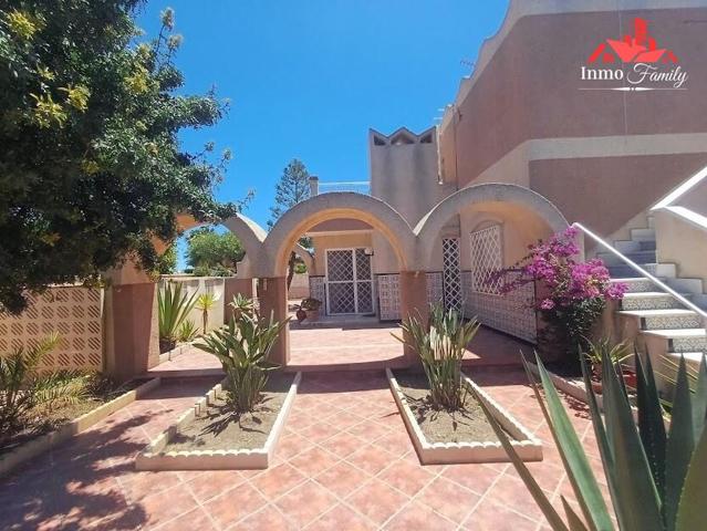 VENTA CHALET EN LA URBA ROQUETAS DE MAR, 2 DOR, 2 BAÑOS, COCINA INDEPENDIENTE Y JARDINES; APARTAMENTO ADICIONAL CON SOLARIUM photo 0