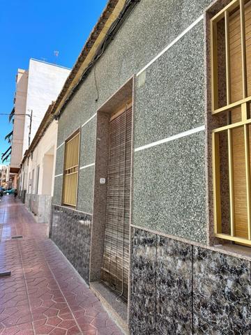 SE VENDE CASA EN GUARDAMAR A 500 METROS DE LA PLAYA. PARA REFORMAR O PARA CONSTRUIR EDIFICIO. photo 0