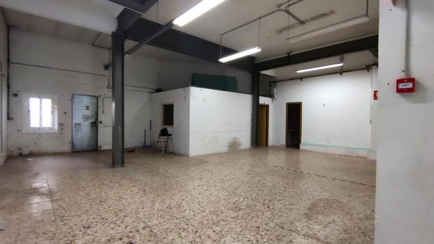Amplio Local Comercial en Alquiler en la Entrada Principal de Rubí photo 0