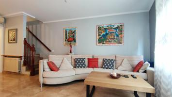 ¡Se vende casa con amplio local en pleno centro peatonal de Rubí! photo 0