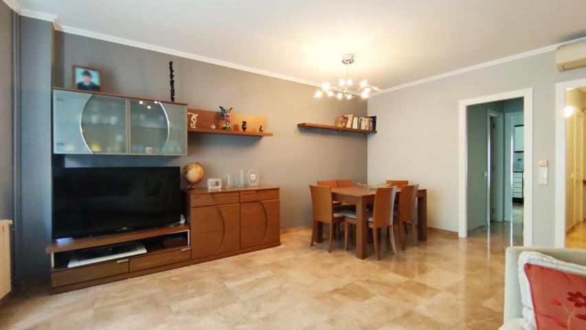 ¡Se vende casa con amplio local en pleno centro peatonal de Rubí! photo 0