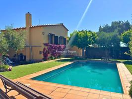 Villa en Residencial Begur con Jardín y Piscina Privados photo 0
