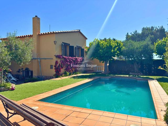 Villa en Residencial Begur con Jardín y Piscina Privados photo 0