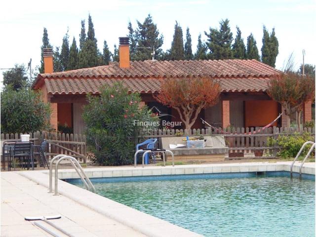 Finca Rústica en Vulpellac: 10.389 m² con Dos Casas, Piscina y Amplio Terreno photo 0