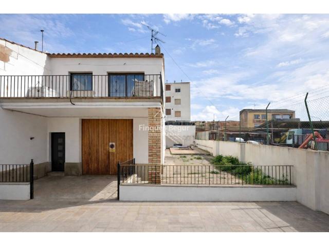 Casa pareada a reformar con terraza, patio y garaje en Palafrugell photo 0