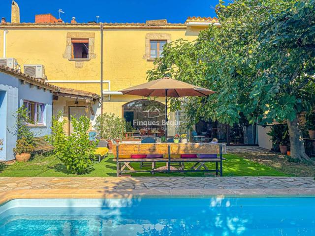 Encantadora casa señorial con jardín y piscina en el centro del pueblo photo 0