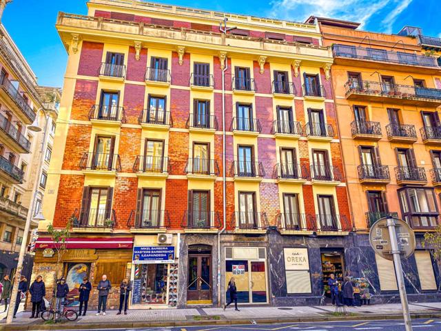 Gros. Miracruz. Gran piso en edificio señorial. photo 0