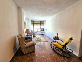 Amplio piso con ascensor y plaza de parking en la avenida principal de Loja photo 0