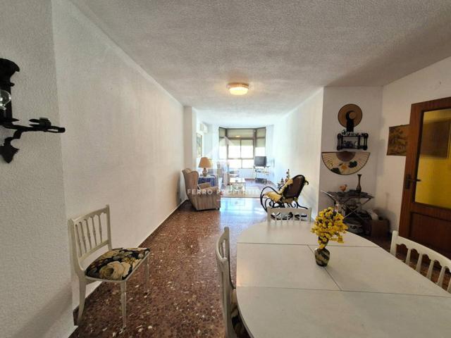 Amplio piso con ascensor y plaza de parking en la avenida principal de Loja photo 0