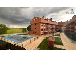 Piso totalmente amueblado de 3 dormitorios y 2 baños, con garaje, trastero y piscina. photo 0