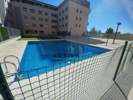 Piso de 2 dormitorios y 2 baños, con garaje, trastero y piscina comunitaria. photo 0