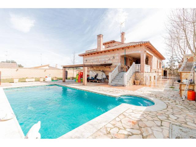 Chalet independiente reformado con terreno privado photo 0