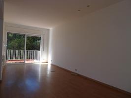 Piso en muy buen estado de alquiler con zona comunitaria, piscina y trastero. Parking opcional 100€ photo 0