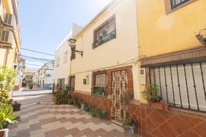 ¡Solo para rápidos! Casa con potencial junto al metro en Maracena photo 0
