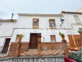 ¡Mucho espacio, patio enorme y en pleno centro de Ríogordo! photo 0