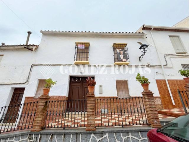 ¡Mucho espacio, patio enorme y en pleno centro de Ríogordo! photo 0