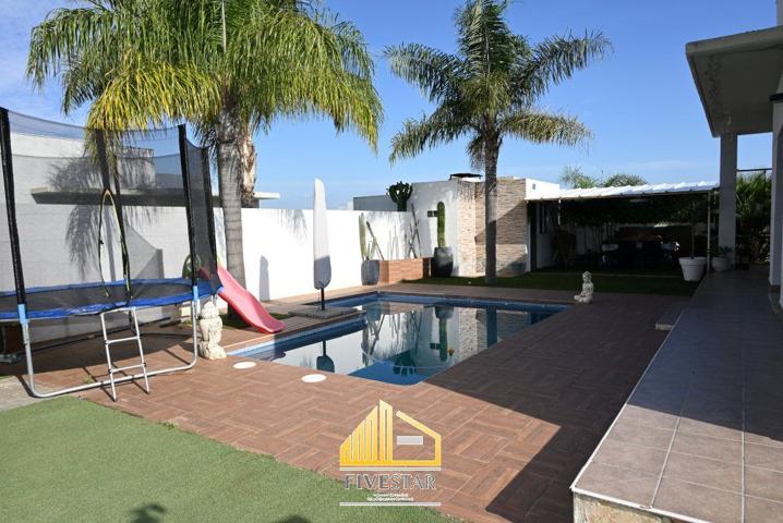 Villa En venta en Montserrat photo 0