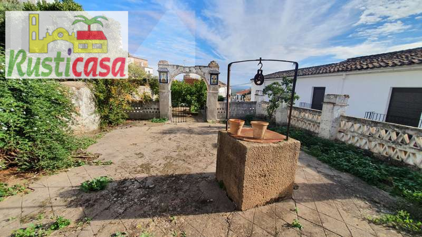 GRAN VIVIENDA SEÑORIAL CON GRANDES JARDINES EN EL CENTRO photo 0