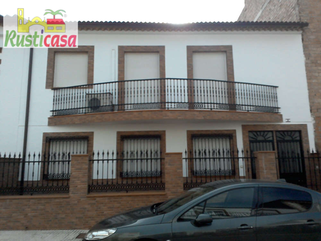 Amplia casa en Baños de la Encina. photo 0