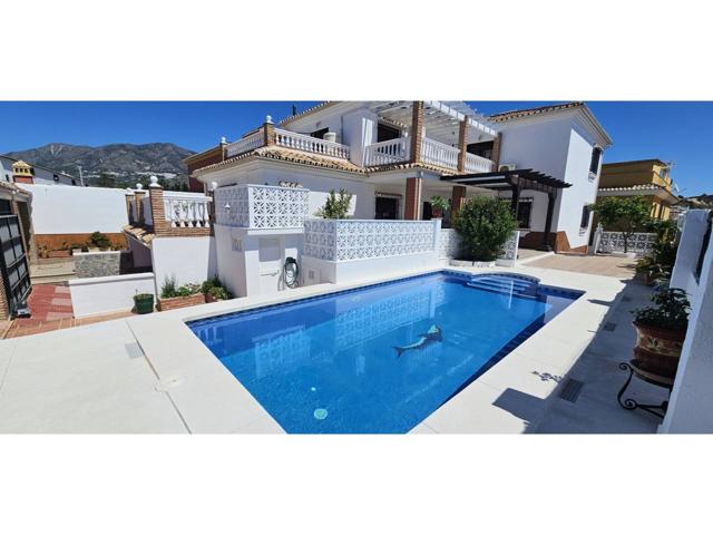 Ideal para Familias: Chalet con Piscina, Patio y Amplio Garaje en Zona Residencial photo 0