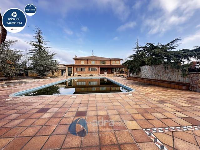 Villa En venta en Lardero photo 0
