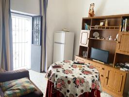 Casa típica andaluza con dos habitaciones dobles y terraza privada — ideal para reformar a tu gusto photo 0