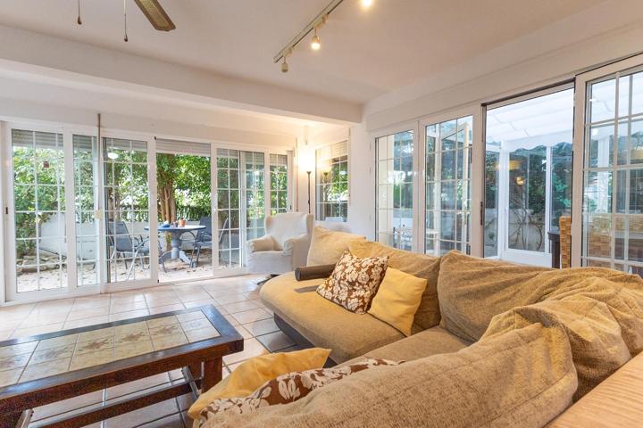 Chalet con alma mediterránea: espacio y serenidad junto al mar. photo 0