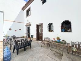 Magnífica casa con 3 dormitorios y 2 patios, en Utrera photo 0