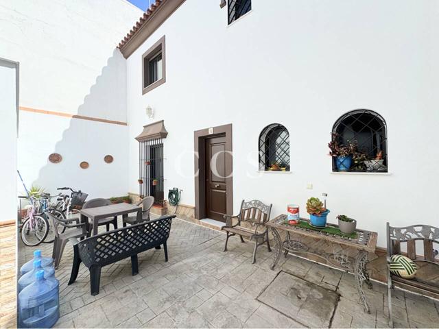 Magnífica casa con 3 dormitorios y 2 patios, en Utrera photo 0
