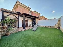 Magnífica casa pareada de 4 dormitorios, patio y sótano en Vistalegre, Utrera photo 0