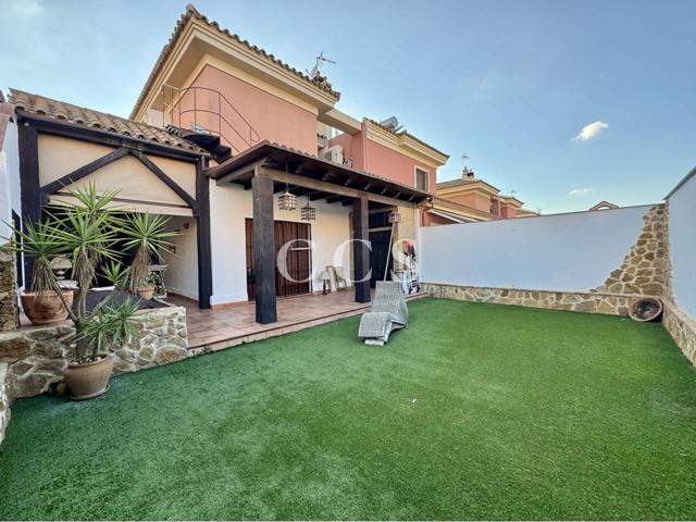Magnífica casa pareada de 4 dormitorios, patio y sótano en Vistalegre, Utrera photo 0