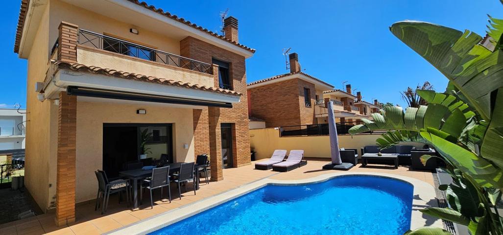 Villa En venta en Castelló d'Empúries photo 0