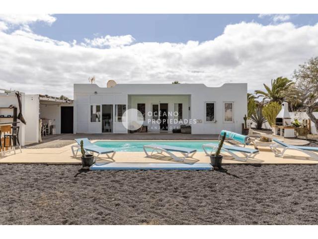 Exclusiva villa en venta en Costa Teguise photo 0
