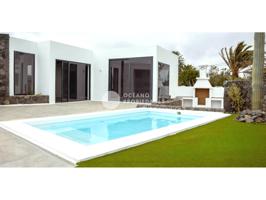 ¡Exclusiva villa moderna en Mozaga con piscina y amplio jardín! photo 0