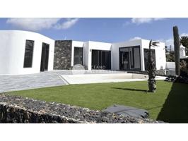 ¡Exclusiva villa moderna en Mozaga con piscina y amplio jardín! photo 0