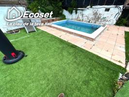 Acogedora casa a pie de calle con terraza, jardín y piscina en parcela de 830 m² photo 0