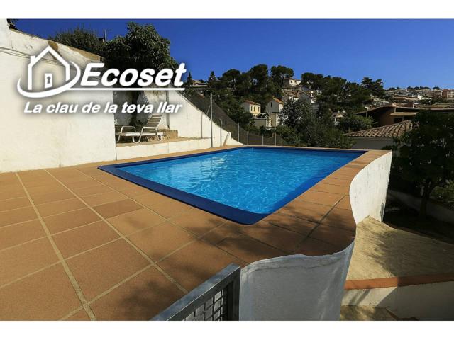 Casa a 200 m del centro del pueblo con jardín, piscina y garaje doble photo 0