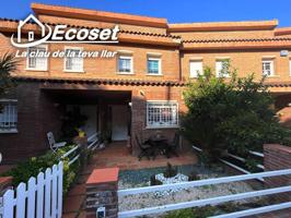 Casa adosada en el casco urbano de Vallirana, con jardín y buhardilla photo 0