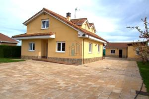 URBAN HOME VENDE ESPECTACULAR CHALET EN SANTAS MARTAS! photo 0