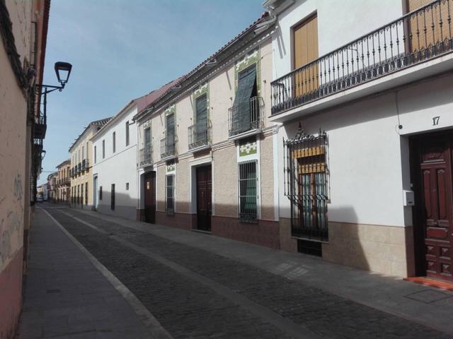 Casa típica en el casco histórico para rehabilitar o demolición photo 0