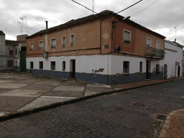 Casa con solar a tres calles en una plaza emblemática photo 0