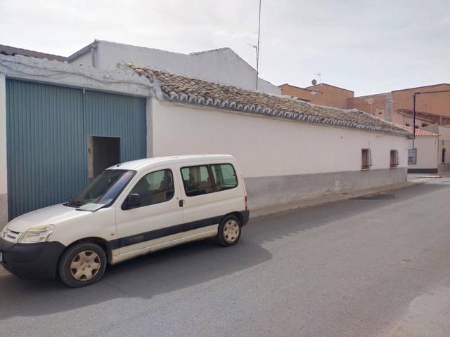 Casa en zona del castillo con fachada dos calles para reformar. photo 0