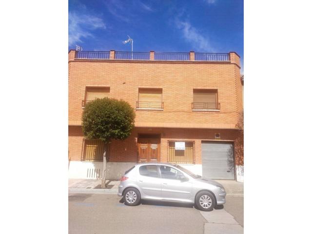 Casa en dos plantas con azotea frente al Hogar del Pensionista. photo 0